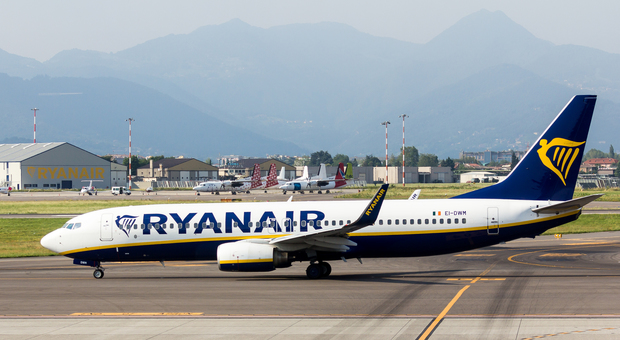 Volo Ryanair cancellato, i passeggeri costretti a un viaggio di 24 ore in bus