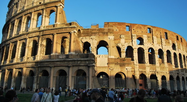 Turista di 17 anni stacca un frammento del Colosseo: il "souvenir" trovato nello zaino