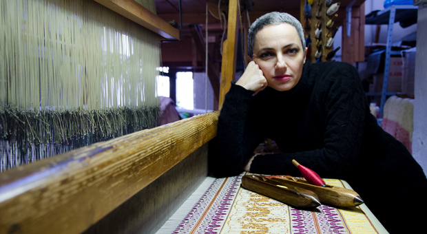 Quattro generazioni di donne che si tramandono l'arte della tessitura: «Ma i nostri saperi sono a rischio»