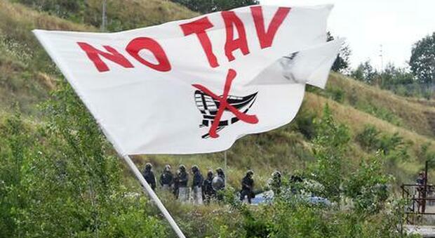 No Tav, tensioni in Val di Susa: bombe carta contro le forze dell'ordine