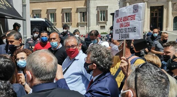 «Fermate le ruspe», da Napoli a Roma torna il popolo degli abusivi