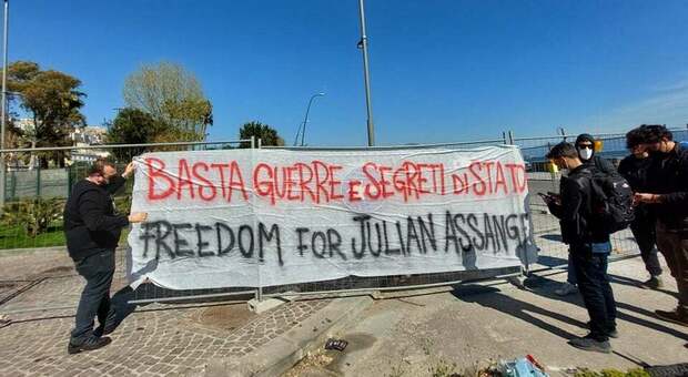 Napoli, studenti protestano al Consolato Usa per la libertà di Julian Assange