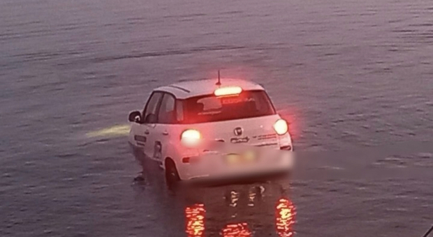L'auto finita in mare