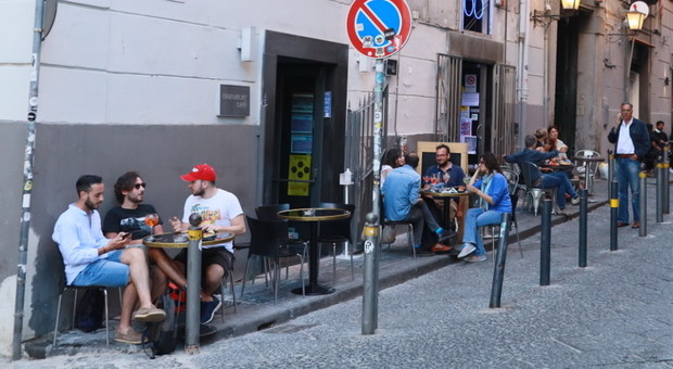Napoli, sì alla delibera che concede più spazio all'aperto per bar e ristoranti: il Tar l'aveva sospesa
