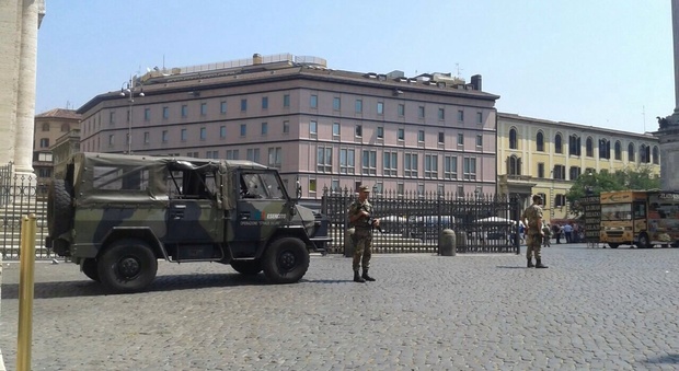 Roma, aggrediscono i militari al grido di "Allah è grande": arrestati due stranieri