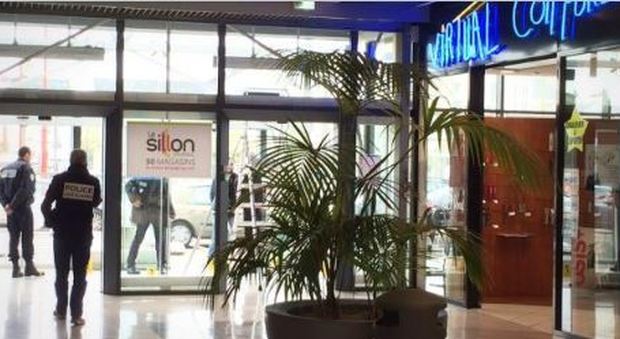 Nantes, urla «Allahu Akbar» e spara fra i clienti del centro commerciale Auchan
