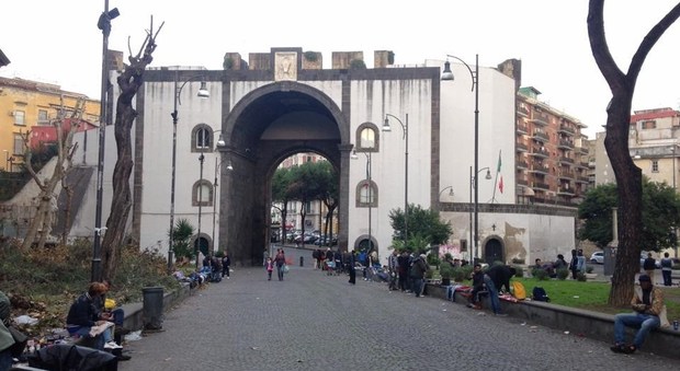 Napoli, violentata da un africano in pieno giorno nei giardinetti del centro storico