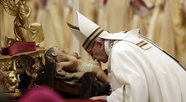 Il Papa alla messa di Natale: «Superare egoismi e ingordigia, troppi senza pane»