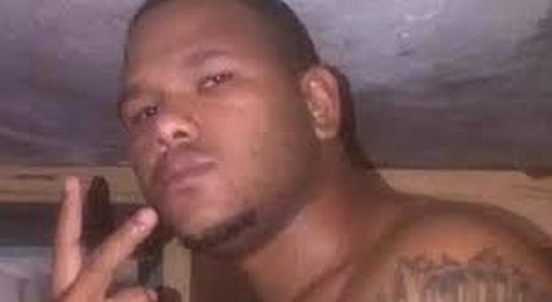 Poliziotti uccisi, il killer perde la testa in carcere mentre fa la doccia: ferito un agente