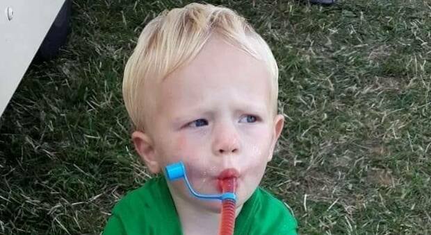 Resta intrappolato mentre gioca nella corda della tenda, bimbo di 2 anni muore in casa davanti alla madre