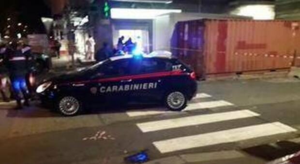 Torino, carabiniere fuori servizio tenta di sventare rapina: accoltellato dai banditi, è grave. Fermato 16 enne