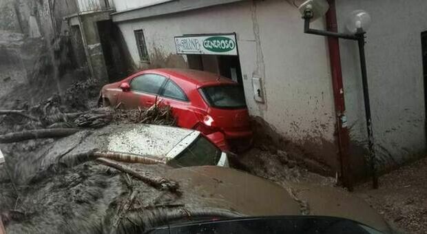 Maltempo in Irpinia, un fiume di fango invade Monforte: auto trascinate via FOTO