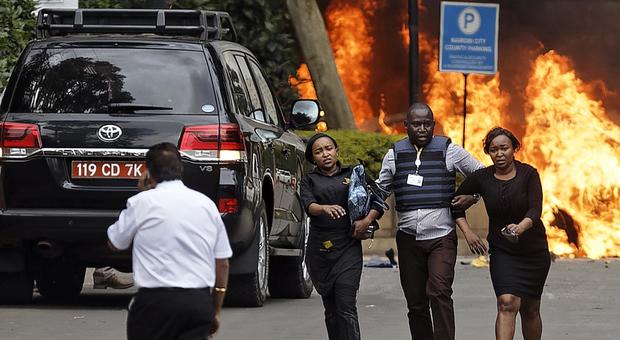 Assalto in hotel a Nairobi, i tweet disperati degli ostaggi: «Siamo nascosti in bagno, pregate per noi»
