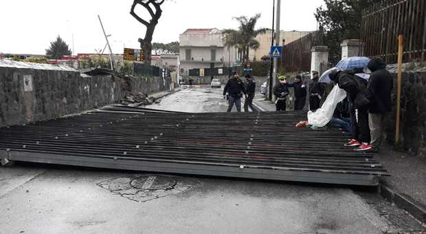 Tettoia vola in strada a Portici, feriti un pedone e un motociclista