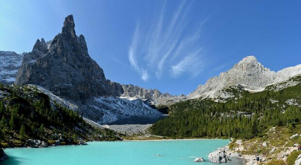 Il laghetto del Sorapis è una delle mete più gettonate del turismo estivo sulle Dolomiti