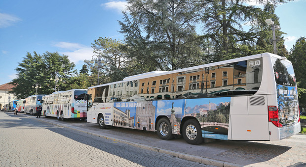Autobus di Dolomitibus pronti per accogliere gli studenti