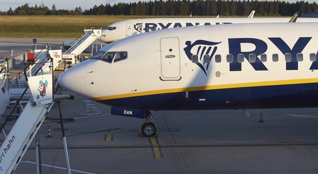 Malore in volo al copilota, atterraggio d'emergenza per l'aereo Ryanair