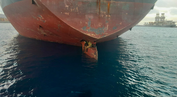 In viaggio seduti sul timone della petroliera, tre nigeriani sopravvivono in equilibrio per 11 giorni: la foto fa il giro del mondo