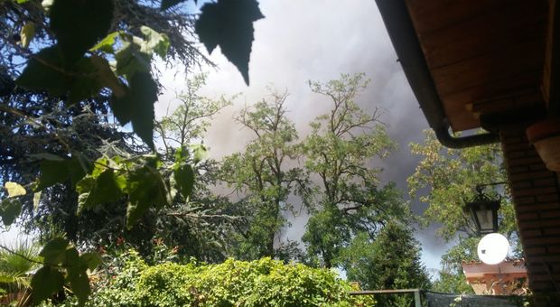 Roma, scoppia incendio a via di Tor Carbone: le fiamme lambiscono le case, i residenti intervengono con i tubi