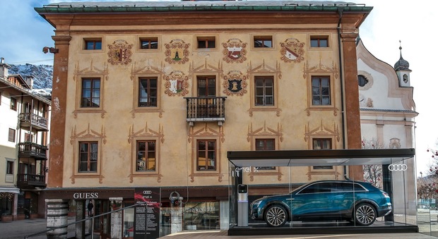 L'Audi e-tron concept, il primo Suv a batterie della casa di Ingolstadt, esposto in anteprima in una teca di vetro sulla piazza principale di Cortina d'Ampezzo