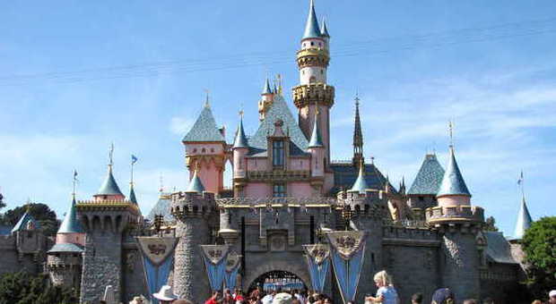 Disneyland Paris nella bufera: «Discrimina i disabili mentali»