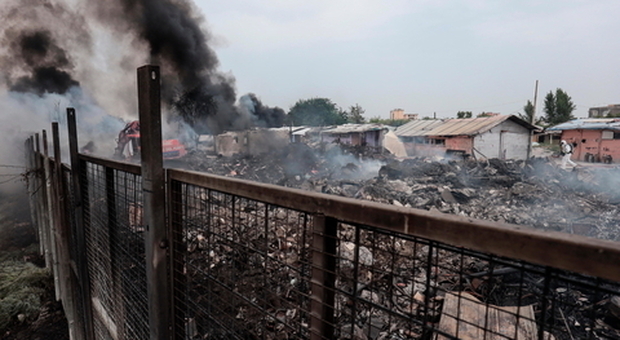 Incendio nel campo rom di Barra, duecento persone senza un tetto: l'appello dei volontari