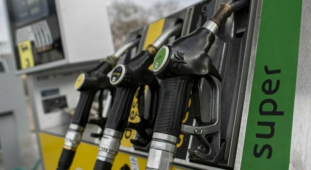 Benzina a prezzi folli, la procura di Roma apre un'indagine «per individuare i responsabili»
