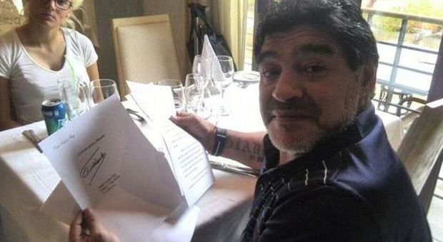 Fidel Castro scrive una lettera a Maradona: «Non sono morto»