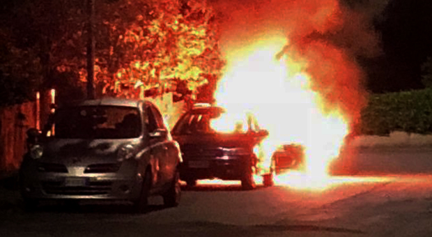 L'auto di un'imprenditrice incendiata sotto casa in via De Gasperi