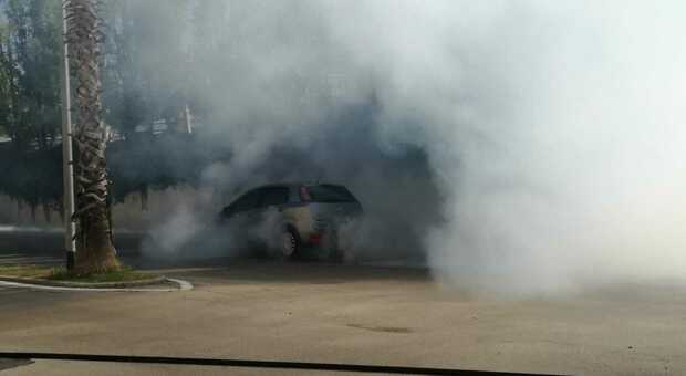 Porto Sant'ElpidioUno scoppio dal motore e poi le fiamme: auto eppna parcheggiata distrutta dal fuoco