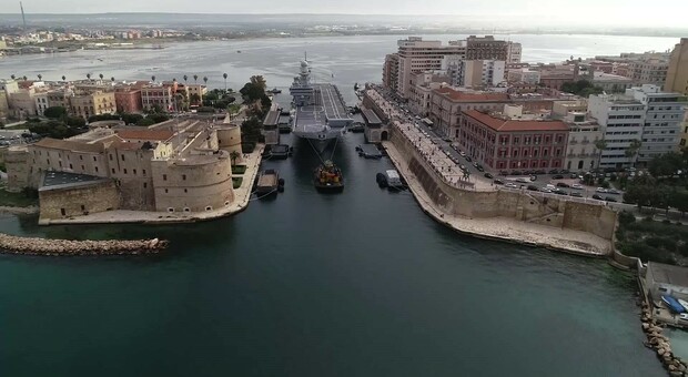 La nave Cavour parte per gli Usa, a Taranto il ministro Guerini