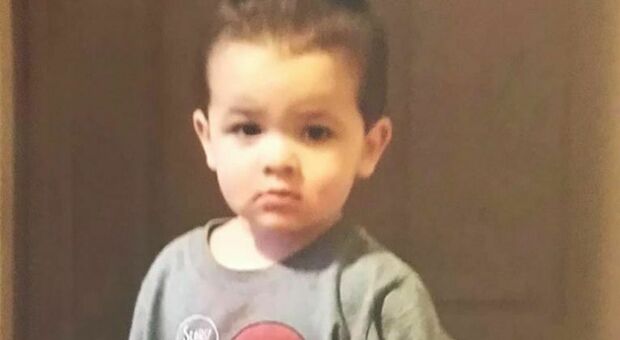 Bimbo di 2 anni trovato morto dentro un cassonetto dell'immondizia, arrestato il compagno della madre