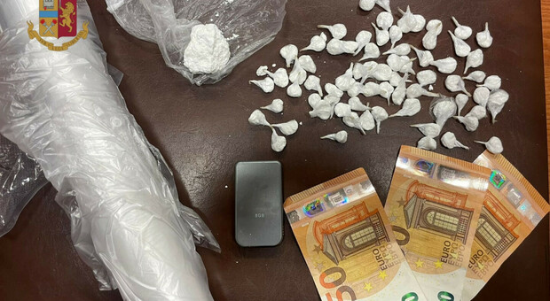 La droga e i soldi sequestrati dalla polizia a Portici