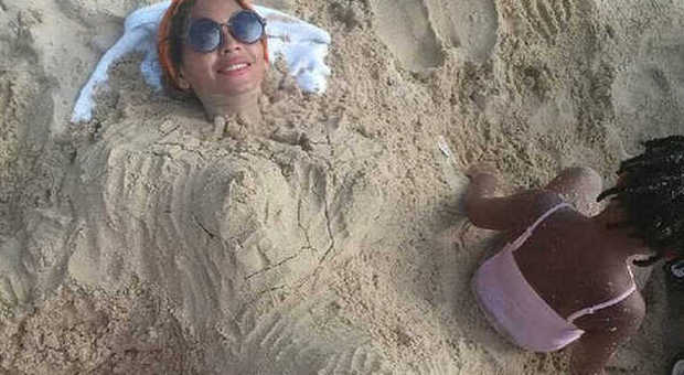 Beyoncè incinta, col pancione in spiaggia su Instagram