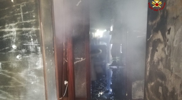 La cucina distrutta e invasa dal fumo