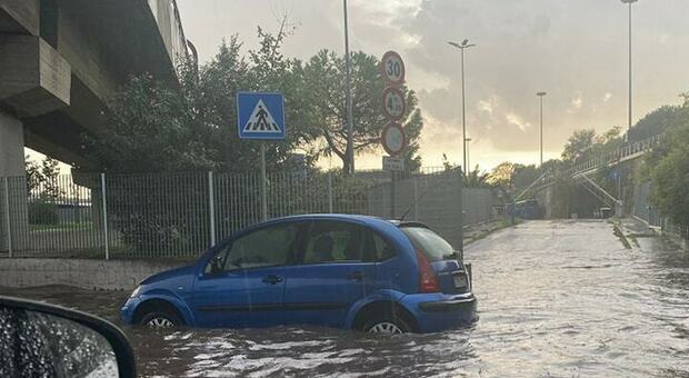 Maltempo Roma, violento temporale e traffico in tilt: disagi in città. Le previsioni
