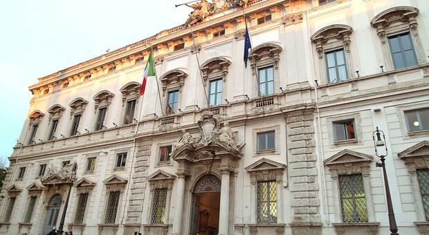 Migranti e l'uso di documenti falsi per il permesso di soggiorno. Per la Consulta «non può meritare una riduzione della condanna»