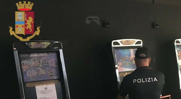 Controlli della Polizia di Stato a Taranto: raffica di denunce, sequestrate sette slot machine in un bar in centro