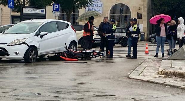 Incidente tra auto e moto in centro a Lecce: un ferito
