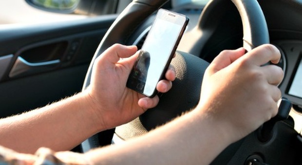 Smartphone vietato in auto, nemmeno con gli auricolari: «Patente sospesa»