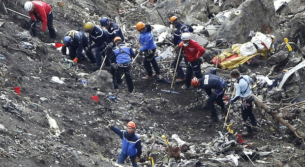 Disastro Germanwings, gaffe di Lufthansa in lettera ai famigliari: «Vittime non si accorsero di nulla»
