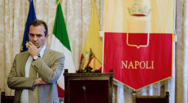 Napoli, Comune tra crisi e veleni: de Magistris licenzia quattro staffisti