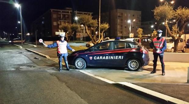 Picchia e minaccia di morte la moglie, i carabinieri evitano il peggio