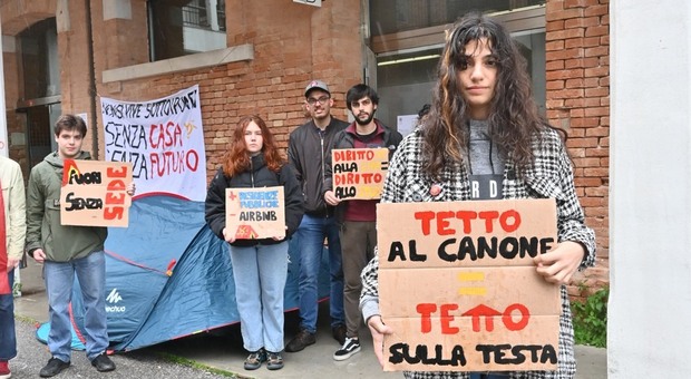 Studenti in protesta per i posti letto lo scorso maggio