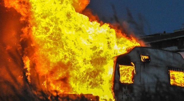 Roma, brucia una roulotte nella pineta di Castel Fusano: grave un anziano