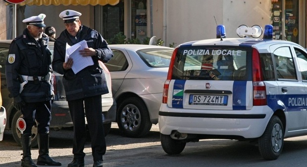 Pesaro, nascono capanni abusivi i residenti: «Il Comune li abbatta»