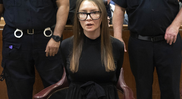Condannata Anna Sorokin, la finta ereditiera che truffava i milionari. La sua vita in una serie tv Netflix