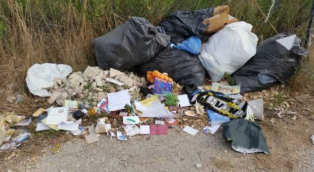 Un cumulo di rifiuti abbandonata in via Parma a Foligno