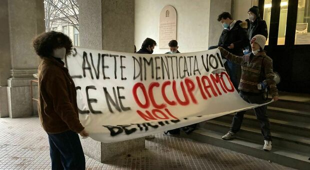Milano, gli studenti occupano il liceo Berchet contro la Dad: «Vogliamo tornare in presenza»