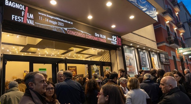 Folla di partecipanti all'esterno del cineteatro La Perla